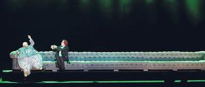 Pixel oder Pathos. Auch das musikalische Theater lebt von Künstlichkeit und hergestellten Emotionen: hier eine Szene aus der „Großherzogin von Gerolstein“ an der Komischen Oper Berlin. 