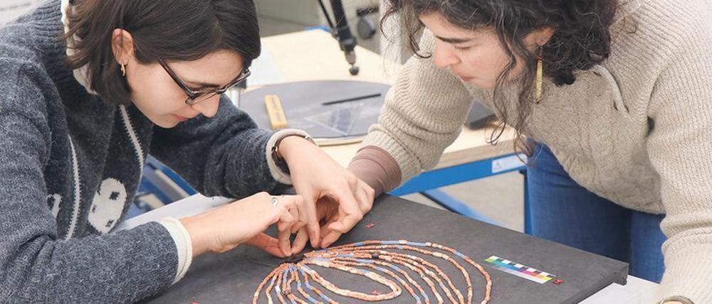 Die Restauratorinnen Alice Costes und Andrea Fischer (im Bild) haben mit Archäologin Hala Alarashi die einzelnen Perlen zum Schmuck zusammengesetzt