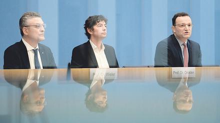 Lothar Wieler (RKI), Christian Drosten (Charité) und Gesundheitsminister Jens Spahn (l.n.re.) informieren in der Bundespressekonferenz über das Coronavirus. 