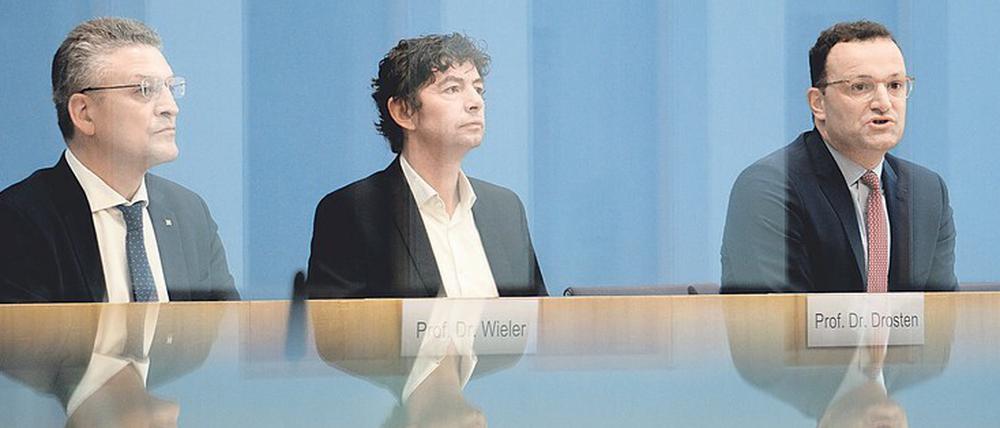 Lothar Wieler (RKI), Christian Drosten (Charité) und Gesundheitsminister Jens Spahn (l.n.re.) informieren in der Bundespressekonferenz über das Coronavirus. 