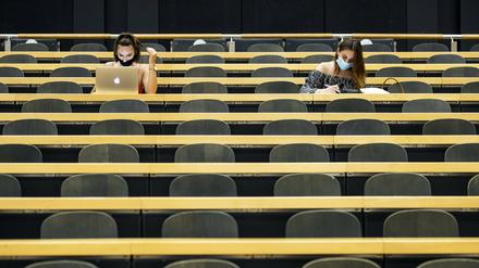 Auch an Berliner Hochschulen wird die Maskenpflicht in geschlossenen Räumen ausgeweitet. 