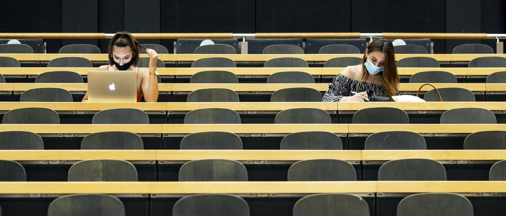 Auch an Berliner Hochschulen wird die Maskenpflicht in geschlossenen Räumen ausgeweitet.