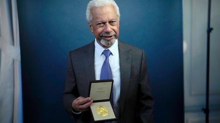 Literaturnobelpreisträger Abdulrazak Gurnah am Montag mit seiner Nobelpreismedaille. 