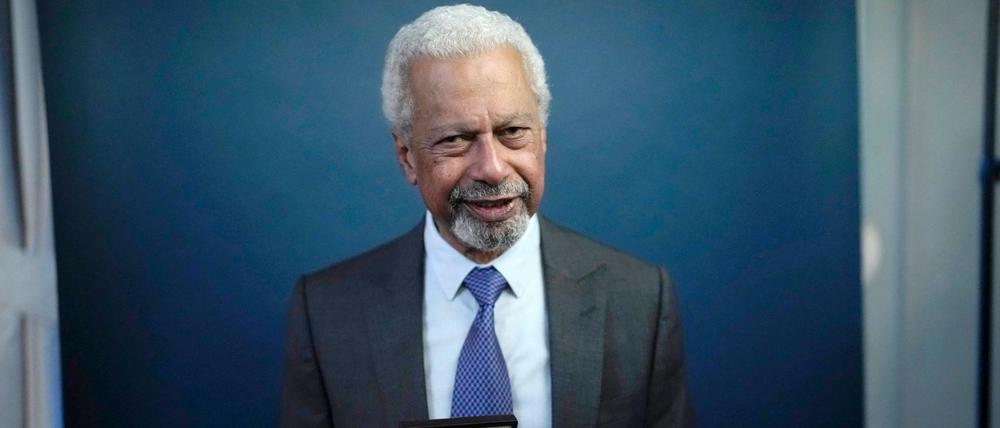 Literaturnobelpreisträger Abdulrazak Gurnah am Montag mit seiner Nobelpreismedaille. 
