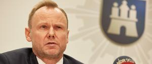 Hamburgs Innensenator Andy Grote (SPD) spricht auf einer Pressekonferenz anlässlich eines Haftbefehls wegen Verdachts des Verstoßes gegen das Waffen- und das Kriegswaffenkontrollgesetz.