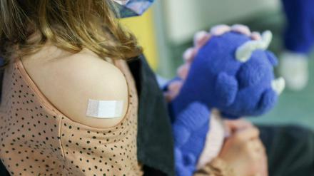 Ein Pflaster klebt auf den Arm eines 7-jähriges Mädchens, nachdem es gegen das Covid19-Virus geimpft wurde. Die U12-Impfungen gehen kommende Woche auch in Berlin langsam los.
