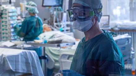 Die Zahl der freien Intensiv- und Beatmungsbetten in Deutschland ist am Donnerstag auf den niedrigsten bisher erfassten Stand gesunken.