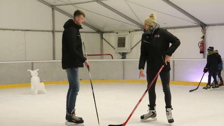 Die Volleyballer Ruben Schott und Marek Sotola beim Weihnachtstraining auf dem Eis.