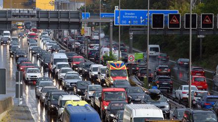 Gewohntes Bild auf der A100: Stockender Verkehr nahe der Hohenzollernbrücke auf allen sechs Fahrspuren.