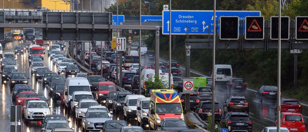 Gewohntes Bild auf der A100: Stockender Verkehr nahe der Hohenzollernbrücke auf allen sechs Fahrspuren.