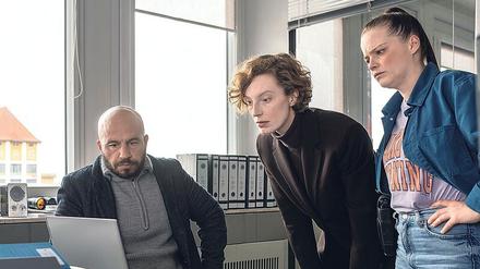 Warum musste Dr. Kehrer sterben? Mads Andersen (Dar Salim), Linda Selb (Luise Wolfram, Mitte) und Liv Moormann (Jasna Fritzi Bauer) suchen ein Motiv. 