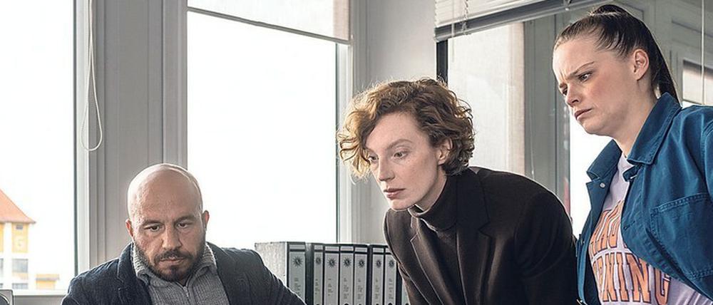 Warum musste Dr. Kehrer sterben? Mads Andersen (Dar Salim), Linda Selb (Luise Wolfram, Mitte) und Liv Moormann (Jasna Fritzi Bauer) suchen ein Motiv.