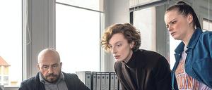 Warum musste Dr. Kehrer sterben? Mads Andersen (Dar Salim), Linda Selb (Luise Wolfram, Mitte) und Liv Moormann (Jasna Fritzi Bauer) suchen ein Motiv. 