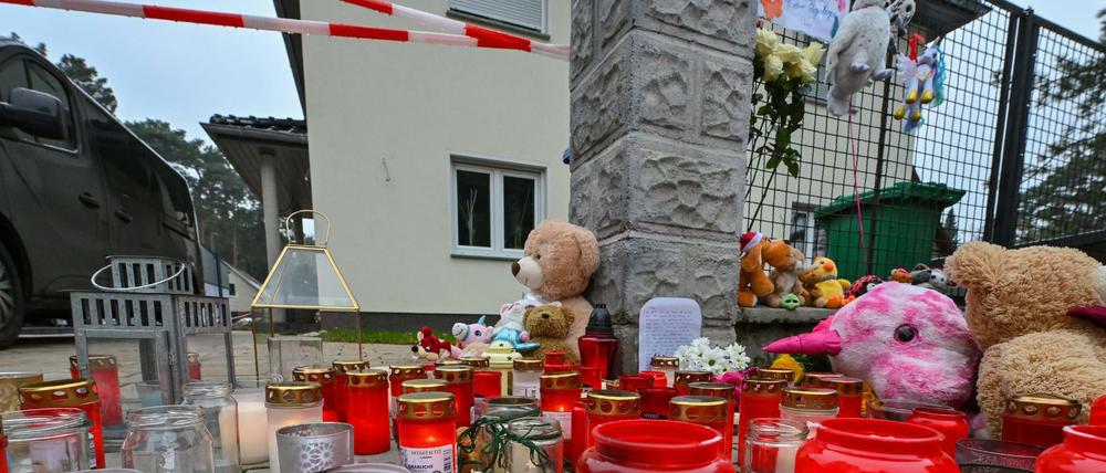 Viele Kerzen brennen vor auf einem Gehweg vor dem Einfamilienhaus in einem Ortsteil der Stadt Königs Wusterhausen im Landkreis Dahme-Spreewald.