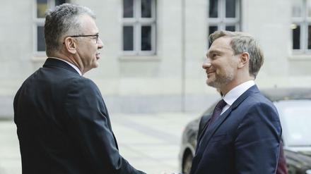 Der alte Staatssekretär begrüßt am Donnerstag den neuen Minister vor dem Finanzministerium.