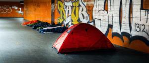 Platte machen. Obdachlose in ihrem Nachtlager in Berlin.