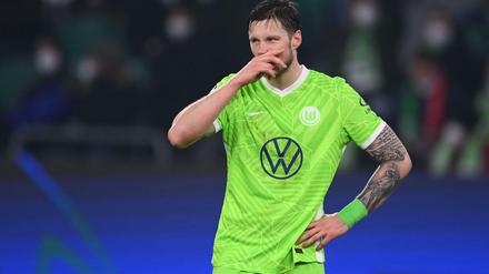 Wolfsburgs Torjäger Wout Weghorst kann es nicht fassen.