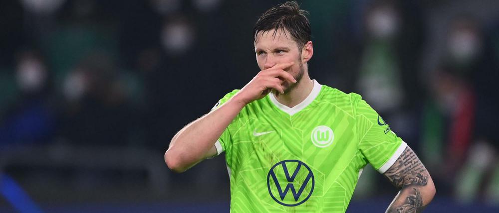 Wolfsburgs Torjäger Wout Weghorst kann es nicht fassen.