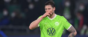 Wolfsburgs Torjäger Wout Weghorst kann es nicht fassen.