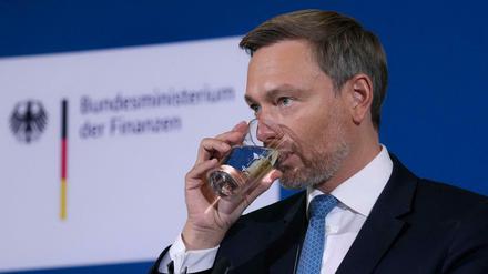 Ein ordentlicher Schluck aus der Pulle? Finanzminister Christian Lindner legt jedenfalls eine Milliarden-Rücklage für Investitionen an.