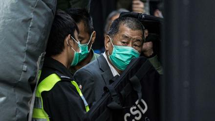 Der Hongkonger Medienunternehmer Jimmy Lai im Griff der Polizei (Archivbild vom Februar 2021)
