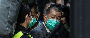 Der Hongkonger Medienunternehmer Jimmy Lai im Griff der Polizei (Archivbild vom Februar 2021)