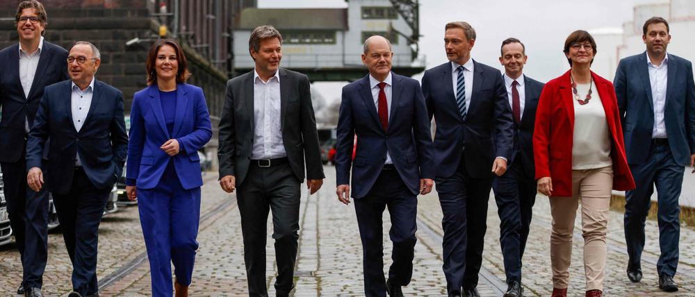 Olaf Scholz uns seine Jüngerschar.