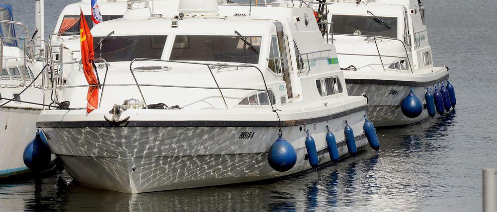 Hier kann man sich ab jetzt ganz legal in den Schlaf schaukeln lassen: Boote auf dem Wannsee.