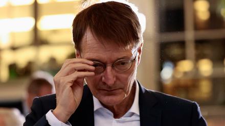 Noch gehe es zunächst darum, die Infektion mit der Omikron-Variante in Deutschland zu verhindern, sagt Minister Lauterbach. Dafür seien die Booster-Impfungen eine optimale Vorbereitung.