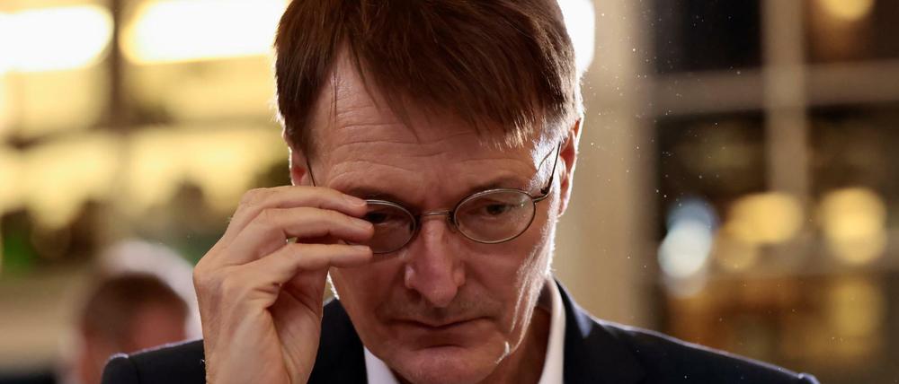 Noch gehe es zunächst darum, die Infektion mit der Omikron-Variante in Deutschland zu verhindern, sagt Minister Lauterbach. Dafür seien die Booster-Impfungen eine optimale Vorbereitung.