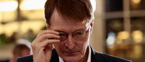 Noch gehe es zunächst darum, die Infektion mit der Omikron-Variante in Deutschland zu verhindern, sagt Minister Lauterbach. Dafür seien die Booster-Impfungen eine optimale Vorbereitung.