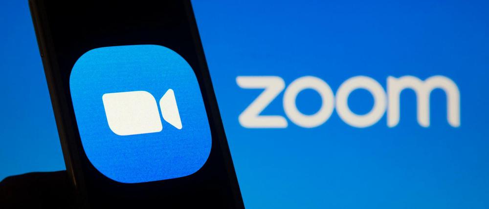 Das Logo des Videokonferenzdienstes Zoom ist auf einem Smartphone-Bildschirm zu sehen.