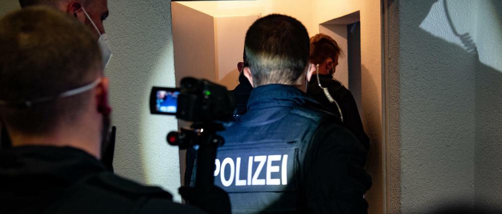 Polizisten im Einsatz bei einer Razzia (Symbolbild)