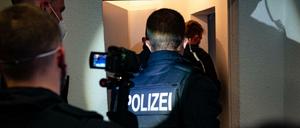 Polizisten im Einsatz bei einer Razzia (Symbolbild)