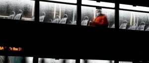 Ein Mann trägt in einem Doppeldecker-Bus einen Mund-Nasen-Schutz als Präventivmaßnahme gegen die Verbreitung von Covid-19.