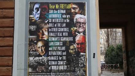 Ein Plakat des polnischen Künstlers Wojciech Korkuc stellt unteren anderem Angela Merkel und Frank-Walter Steinmeier in eine Reihe mit Adolf Hitler und Joseph Goebbels.