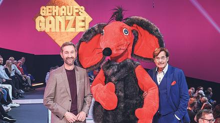 Men at work. Daniel Boschmann (links) ist der Modernisierungsfaktor in der Spielshow „Geh aufs Ganze!“, Zonk und Moderator Jörg Draeger sind ganz die Alten. Foto: