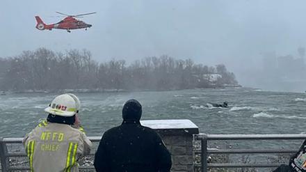 Ein Helikopter über dem verunglückten Auto im Niagara-Fluss