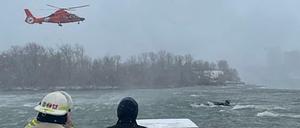 Ein Helikopter über dem verunglückten Auto im Niagara-Fluss
