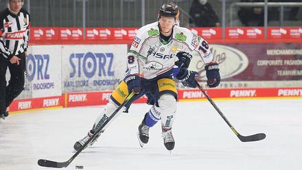 Mal so, mal so. Jonas Müller spielte wie seine Kollegen beim 4:0 in Schwenningen 60 Minuten lang hochkonzentriert. Zuvor gegen die DEG hatten die Eisbären noch sieben Gegentreffer kassiert, auch der Berliner Nationalverteidiger hatte daran seinen Anteil. 
