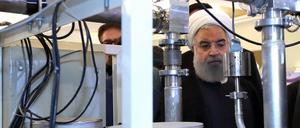 Dieses von der Iranian Presidency zur Verfügung gestellte Foto zeigt Hassan Ruhani, Präsident des Iran, der sich neue Entwicklungen in der Atomenergie im Rahmen des "Nationalen Atomtags" anschaut.