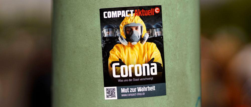 Ein Sticker für das Compact-Magazin am Rande einer Demo von Gegnern der Corona-Maßnahmen in Köln.