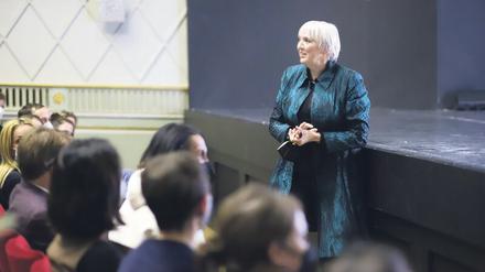 An der Rampe. Staatsministerin Claudia Roth im Gorki.