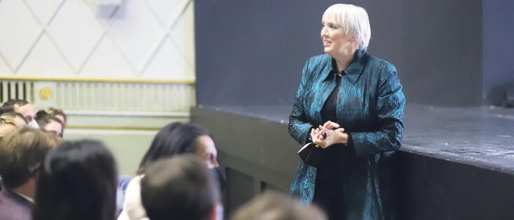 An der Rampe. Staatsministerin Claudia Roth im Gorki.