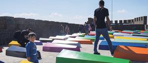 Sarg-Installation von Ahmet Güneştekin.