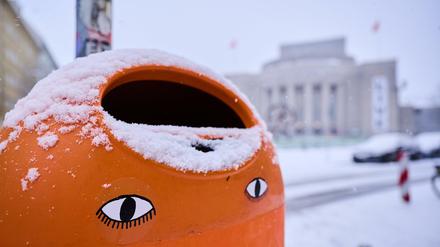 Auf einem Mülleimer vor der Volksbühne liegt Schnee. (Symbolbild)