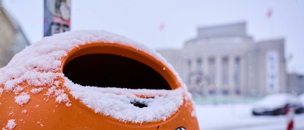 Auf einem Mülleimer vor der Volksbühne liegt Schnee. (Symbolbild)