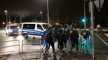 Freiberg in Sachsen: Dem Aufruf zu Protesten gegen die Corona-Schutz-Maßnahmen folgen mehrere hunderte Menschen. Die Polizei begleitet die Proteste.