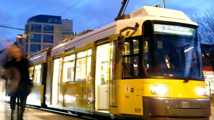 Ein Straßenbahn in der Dämmerung unterwegs in Berlin. (Symbolbild)