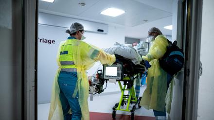 Überfüllte Intensivstationen. Deutschlands Menschenrechtsinstitut hält die Triage-Regeln der Ärzteverbände für grundrechtswidrig.